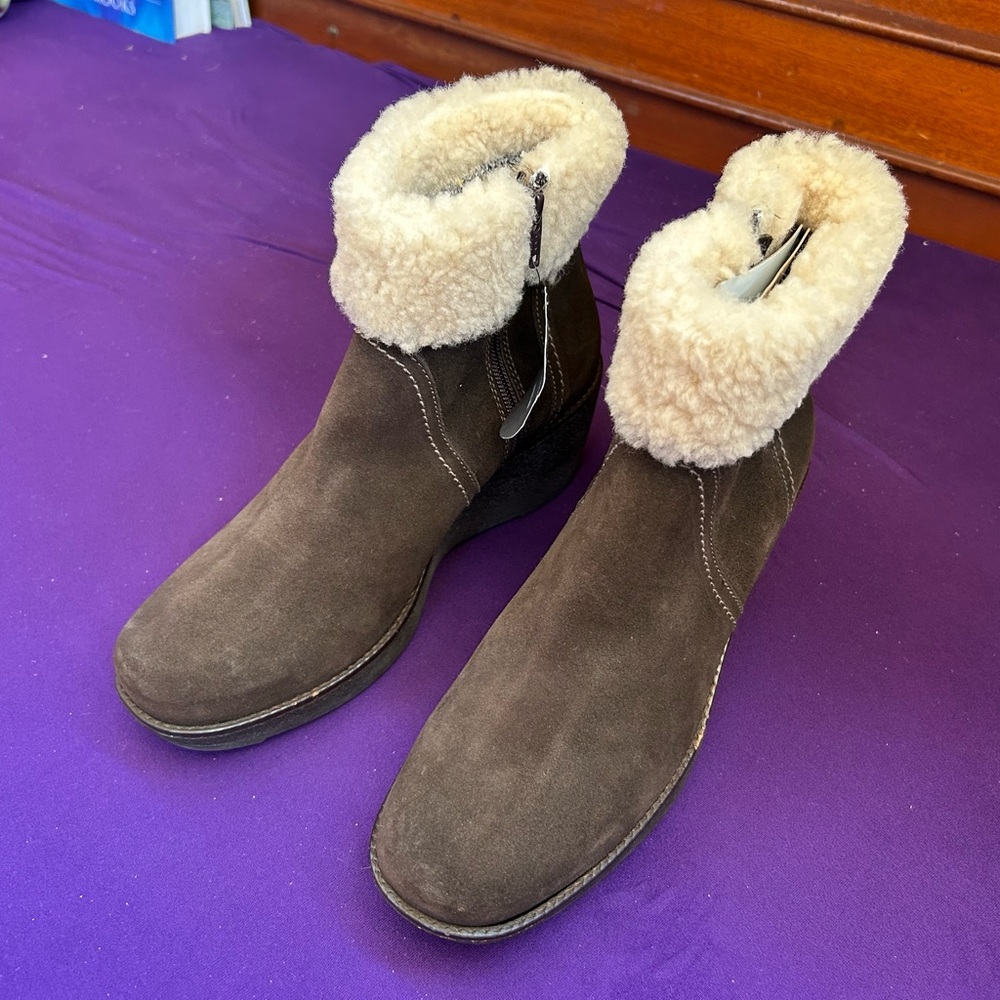 La CANADIENNE Charcoal and Cream Winter Wedge Fleece Booties